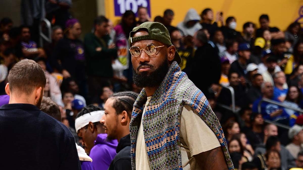 LeBron James regresa al equipo principal de los Lakers tras completar su rehabilitación en la G League y se acerca a su debut en la temporada 2025. Conoce los detalles de su progreso y el contexto del equipo.