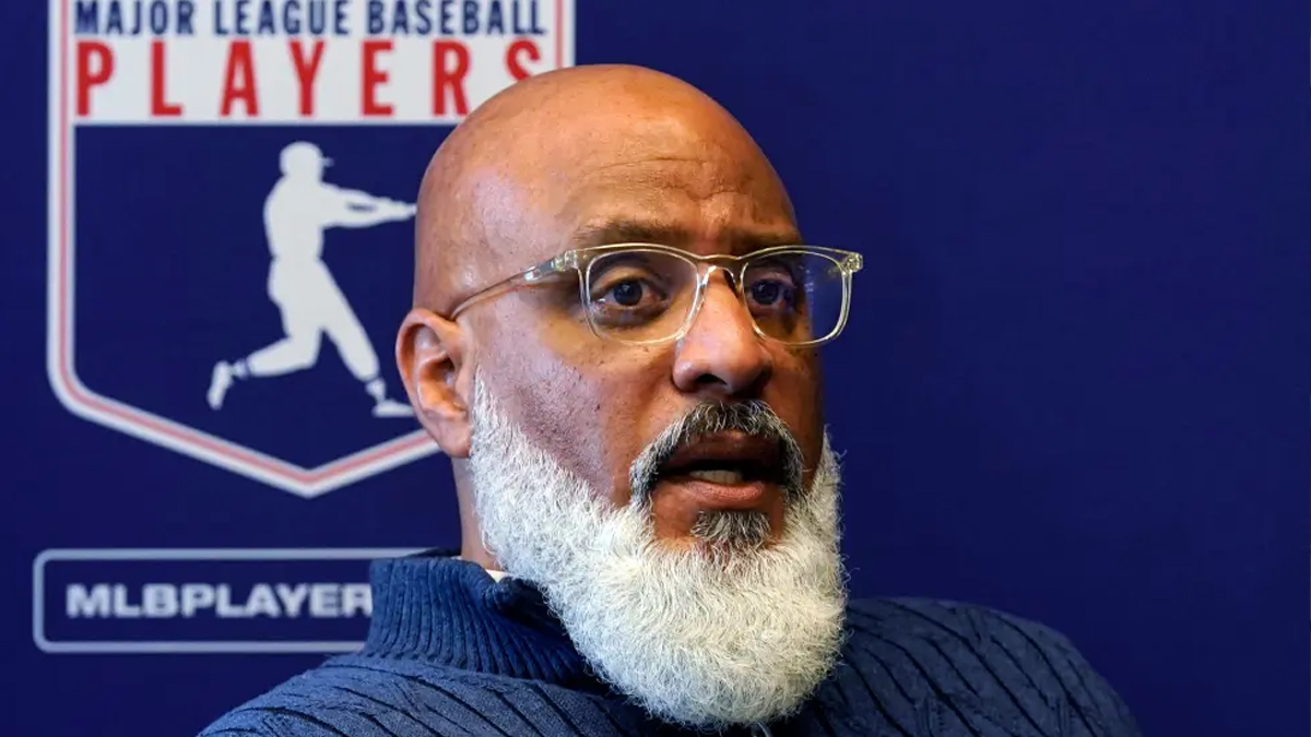 Tony Clark dejará la dirección del sindicato de jugadores de MLB en medio de una investigación federal, generando incertidumbre de cara a las próximas negociaciones laborales del béisbol.